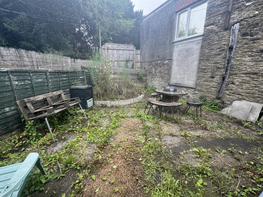 Lot: 32 - MIXED USE PROPERTY WITH PLANNING PERMISSION FOR RESIDENTIAL - Garden for first floor flat